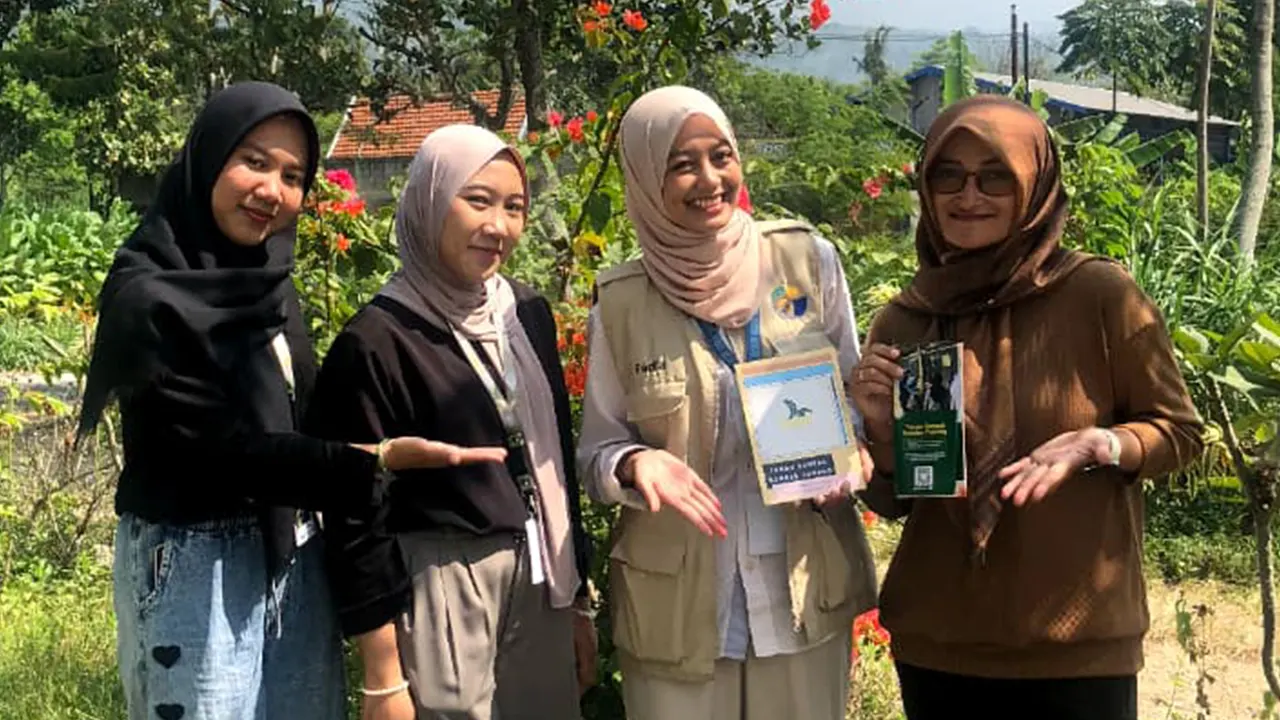 Penyerahan Brosur Pemasaran. (doc. KKN UNS Desa Cepogo)