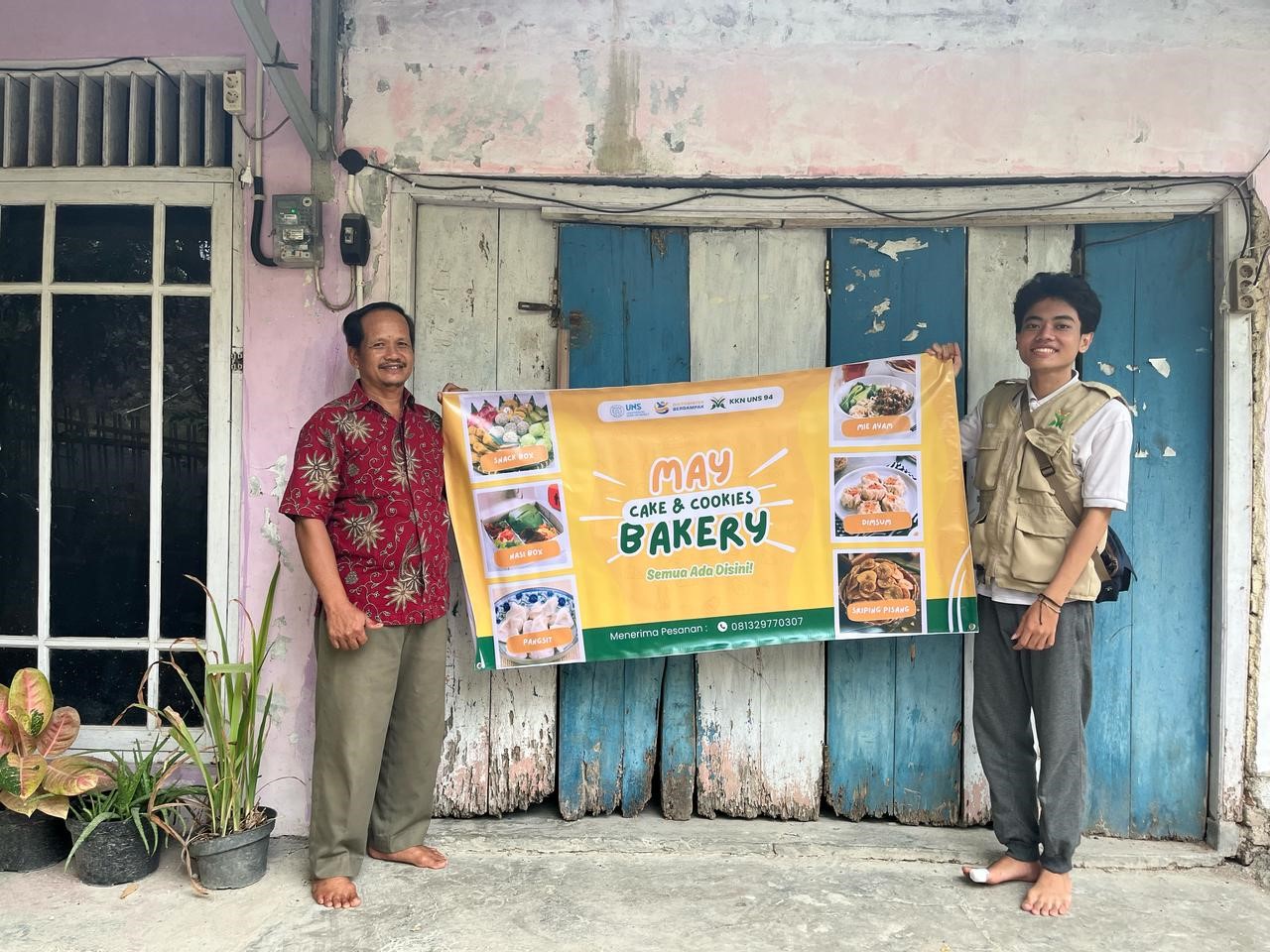 Penyerahan banner sebagai media visual promosi UMKM warga Desa Krakal. (doc. KKN 94 UNS)