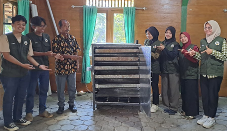Penyerahan prototype mesin pengering jagung oleh mahasiswa KKN 13 UNS kepada perangkat Desa Blungun. (doc. KKN 13 UNS)