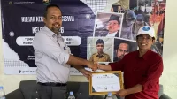 Penyerahan sertifikat penghargaan kepada narasumber sosialisasi “UMKM Naik Kelas” di Desa Babakanlor. (doc. KKM 26 UNIBA)