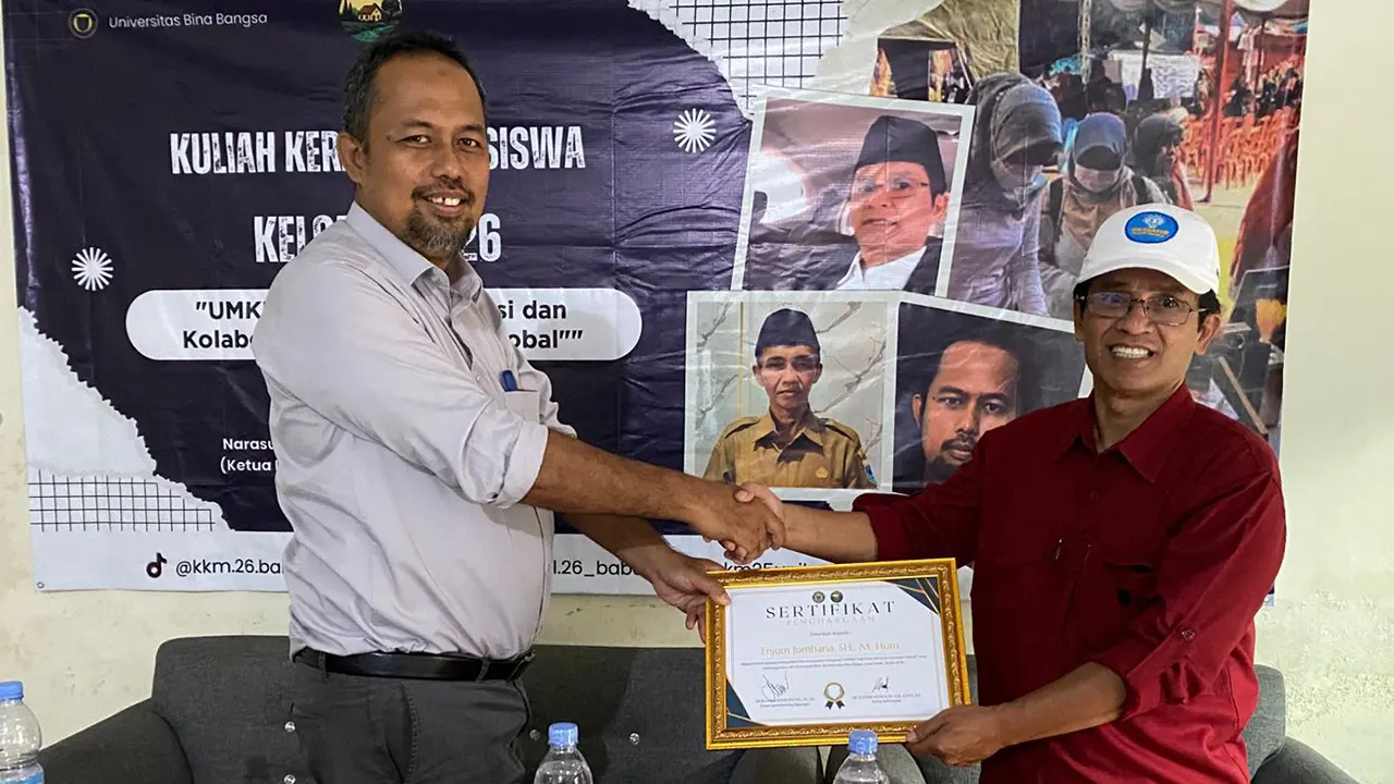 Penyerahan sertifikat penghargaan kepada narasumber sosialisasi “UMKM Naik Kelas” di Desa Babakanlor. (doc. KKM 26 UNIBA)