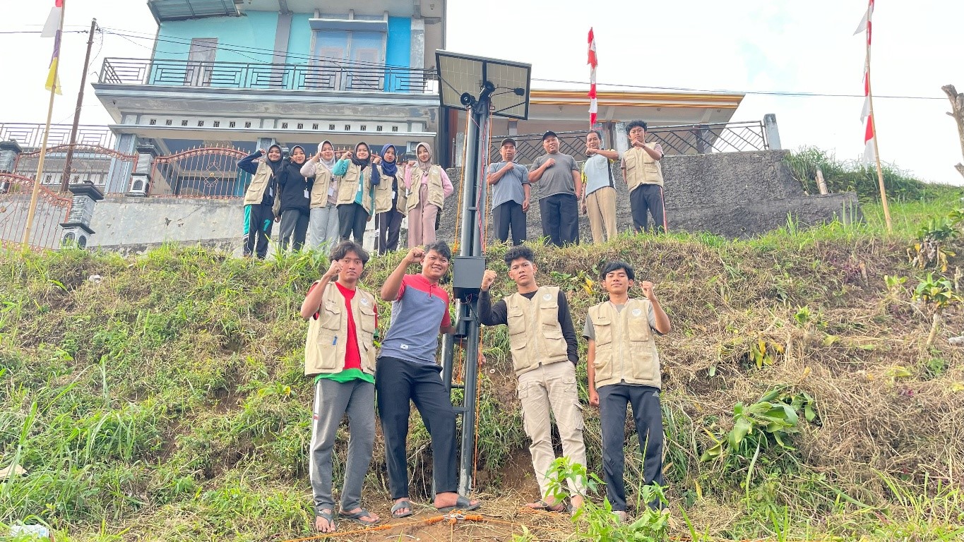 Peresmian Alat EWS Longsor. (doc. KKN 80 UNS)