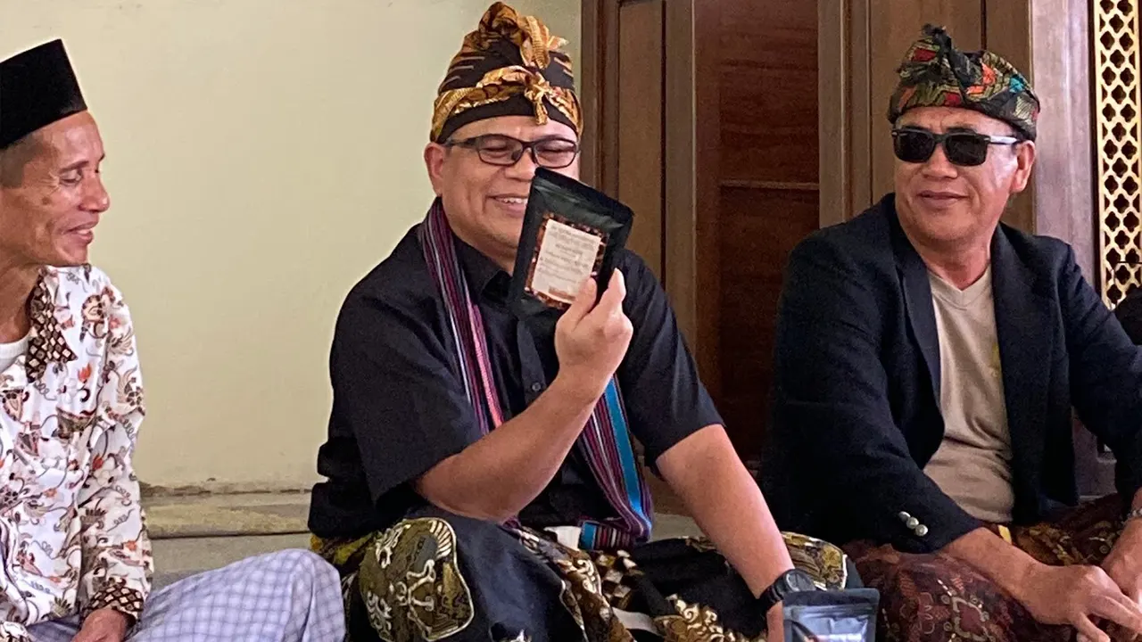 Perkenalan Belgum’s Coffee kepada Bapak Rektor UNS di Desa Gumantar. (doc. KKN 137 UNS)