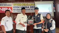 Perwakilan mahasiswa KKM 22 UNIBA menyerahkan brosur profil Kelurahan Banjarnegara kepada Lurah Banjarnegara, Kecamatan Ciwandan, Kota Cilegon, dalam acara penutupan kegiatan KKM, Sabtu (6/9/2025). (doc. KKM 22 UNIBA )