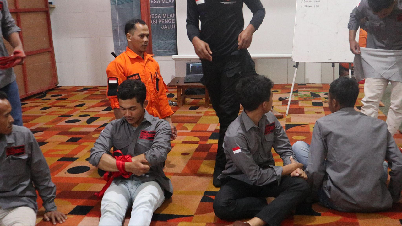 Peserta pelatihan dari Basecamp Bimala mempraktikkan teknik pertolongan pertama dengan arahan instruktur BASARNAS Wonosobo dalam rangkaian kegiatan KKN UNS di Desa Mlandi, Kecamatan Garung, Kabupaten Wonosobo. (doc. KKN 363 UNS)