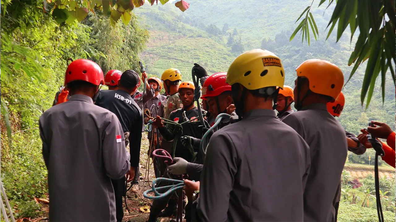 Peserta pelatihan keselamatan pendakian mempraktikkan penggunaan tali dan teknik dasar evakuasi di medan terjal, dibimbing tim BASARNAS Wonosobo dalam kegiatan KKN UNS di jalur pendakian Gunung Bismo, Desa Mlandi, Kecamatan Garung. (doc. KKN 363 UNS)