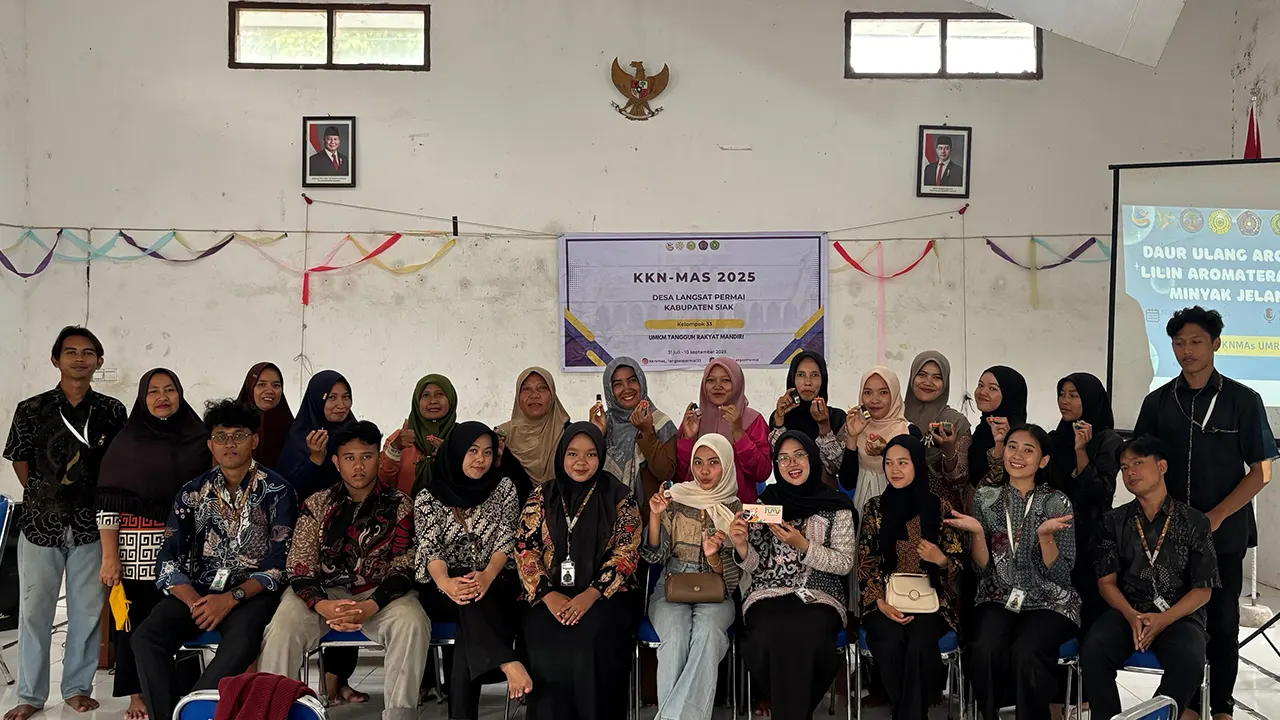 Peserta workshop bersama Mahasiswa KKN MAS Kelompok 33 berfoto bersama usai kegiatan pembuatan lilin aromaterapi dari minyak jelantah di Balai Desa Langsat Permai, Senin (1/9/2025). (doc. KKN MAS Kelompok 33)