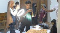 Praktik pelatihan pemotretan produk oleh anggota Karang Taruna. (doc. KKN 15 UNS)