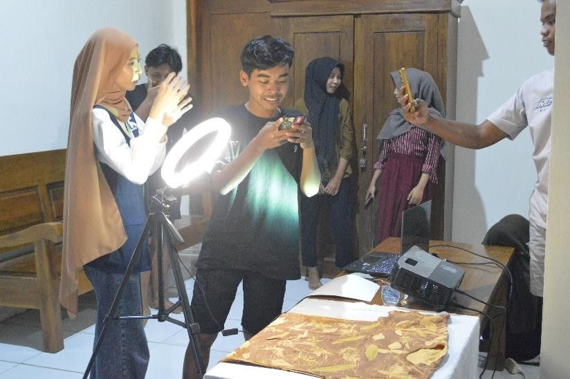 Praktik pelatihan pemotretan produk oleh anggota Karang Taruna. (doc. KKN 15 UNS)