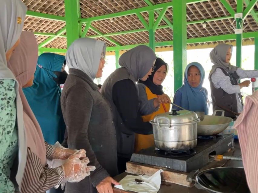 Praktik pembuatan Pisang Boom bersama peserta workshop. (doc. KKN 150 UNS)