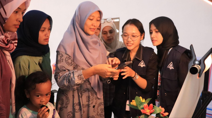 Praktik pemotretan produk oleh pelaku UMKM desa Rejuno. (doc. KKN UNS 237) Praktik pemotretan produk oleh pelaku UMKM desa Rejuno. (doc. KKN UNS 237)