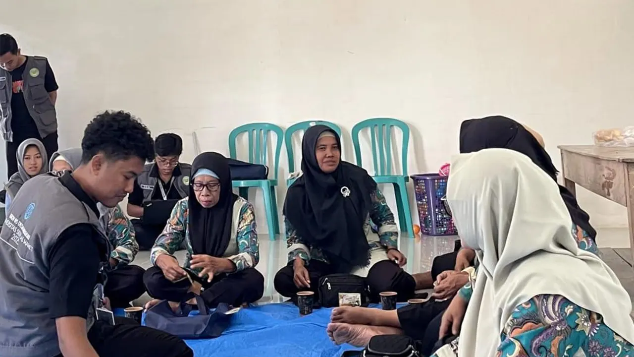 Produk teh herbal dari daun jati hasil olahan mahasiswa KKN UNS yang siap dikonsumsi. (doc. KKN 05 UNS)