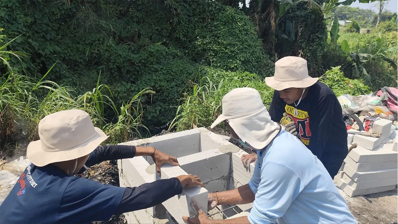 Proses pembuatan Alat Bakar Sampah Minim Asap untuk Desa Prawatan. (doc. KKN 111 UNS)