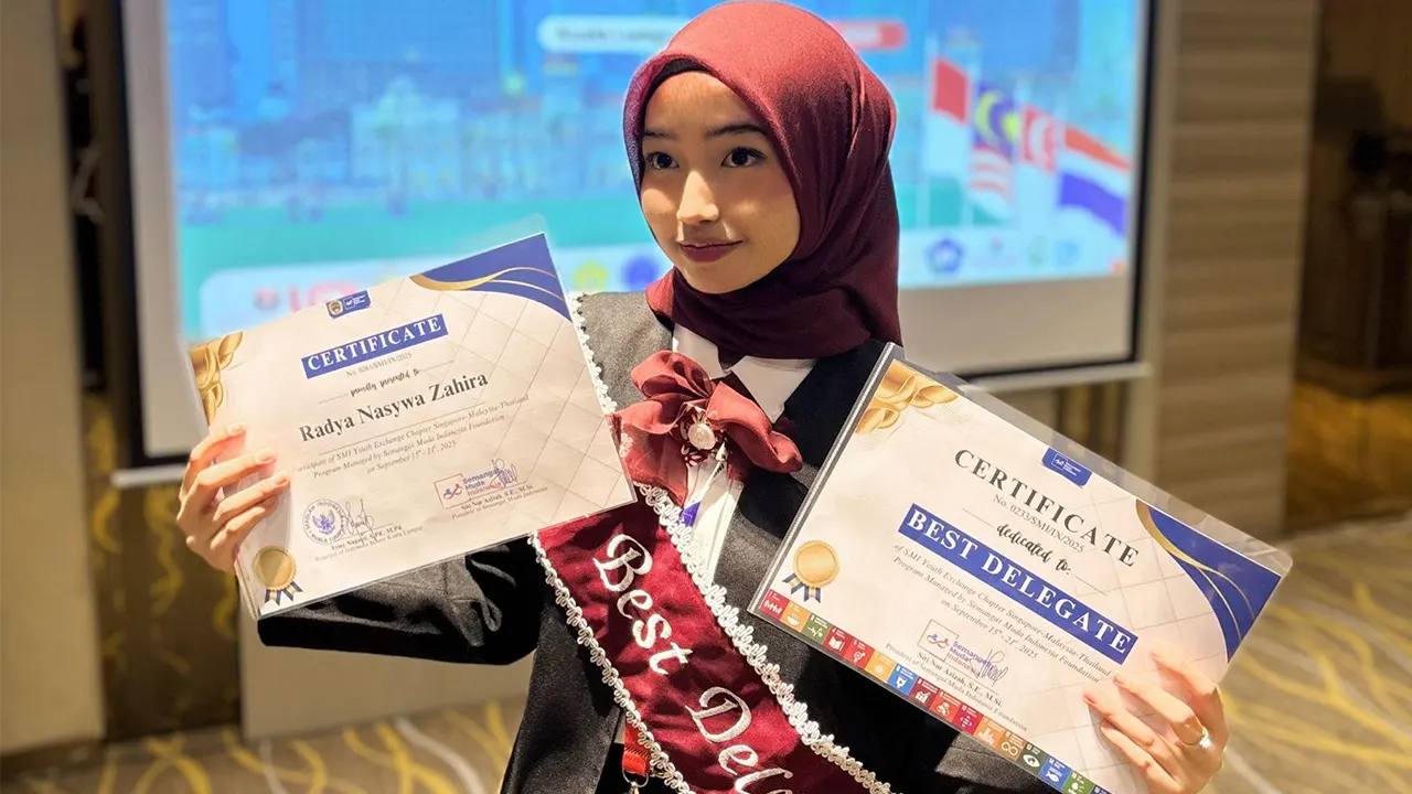 Radya Nasywa Zahira, mahasiswi Fakultas Psikologi UGM, menunjukkan sertifikat penghargaan usai terpilih sebagai delegasi fully funded dalam program SMI Youth Exchange 2025 di Singapura, Malaysia, dan Thailand. Dalam ajang tersebut, Radya juga berhasil meraih nominasi Best Delegate. (doc. SMI Youth Exchange)