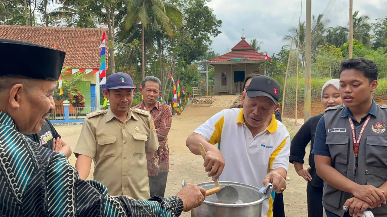 Salah satu peserta mencoba pembuatan paving block dengan penampingan Mahasiswa KKN 262 UNS. (doc. KKN 262 UNS)