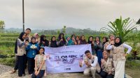 Seorang koordinator dari mahasiswa KKN UNS 367 memberikan pelatihan kepada ibu-ibu PPK Desa Kadipaten tentang pembuatan bolu kukus dari daun kelor, dalam kegiatan sosialisasi yang digelar di salah satu rumah ibu-ibu PPK, Jum’at (8/8/2025). (doc. KKN 367 UNS)