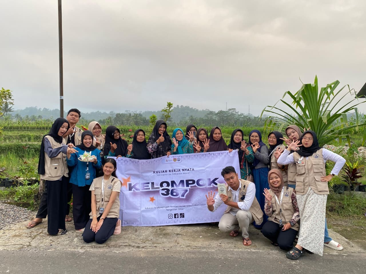 Seorang koordinator dari mahasiswa KKN UNS 367 memberikan pelatihan kepada ibu-ibu PPK Desa Kadipaten tentang pembuatan bolu kukus dari daun kelor, dalam kegiatan sosialisasi yang digelar di salah satu rumah ibu-ibu PPK, Jum’at (8/8/2025). (doc. KKN 367 UNS)