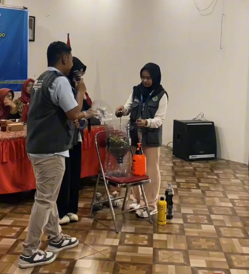 Sesi Demonstrasi langsung pembuatan POC . (doc. KKN 320 UNS)