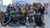 Sesi foto bersama dengan peserta Workshop Pembuatan Lilin AromaTerapi dari Minyak Jelantah di Balai Desa Kebondalem Lor, Kecamatan Prambanan, Kabupaten Klaten (5/8/2025). (doc. KKN UNS 109)