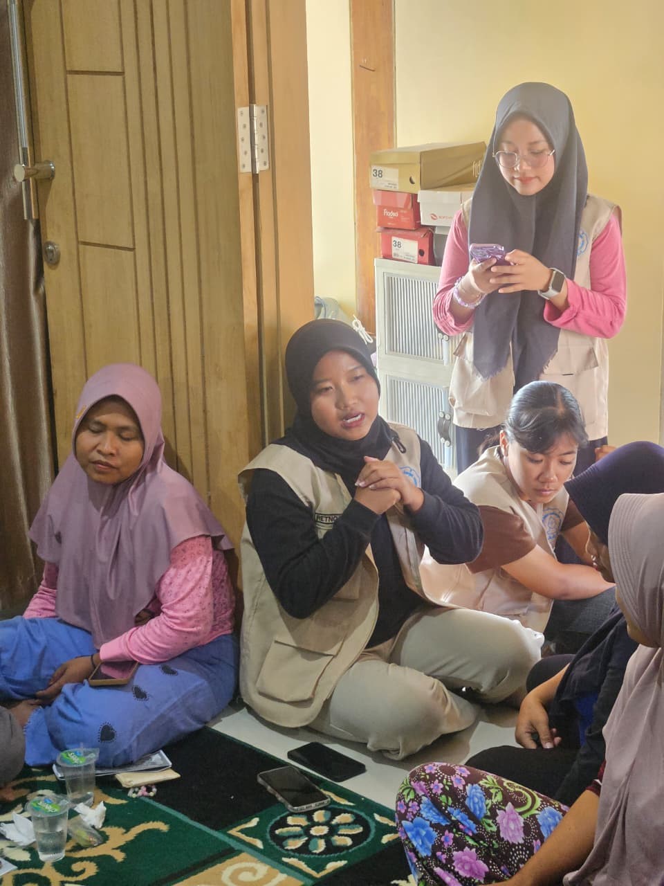 Sesi tanya jawab bersama ibu-ibu anggota bank sampah Desa Kasreman Resik (16/7/2025). (doc. KKN 244 UNS)