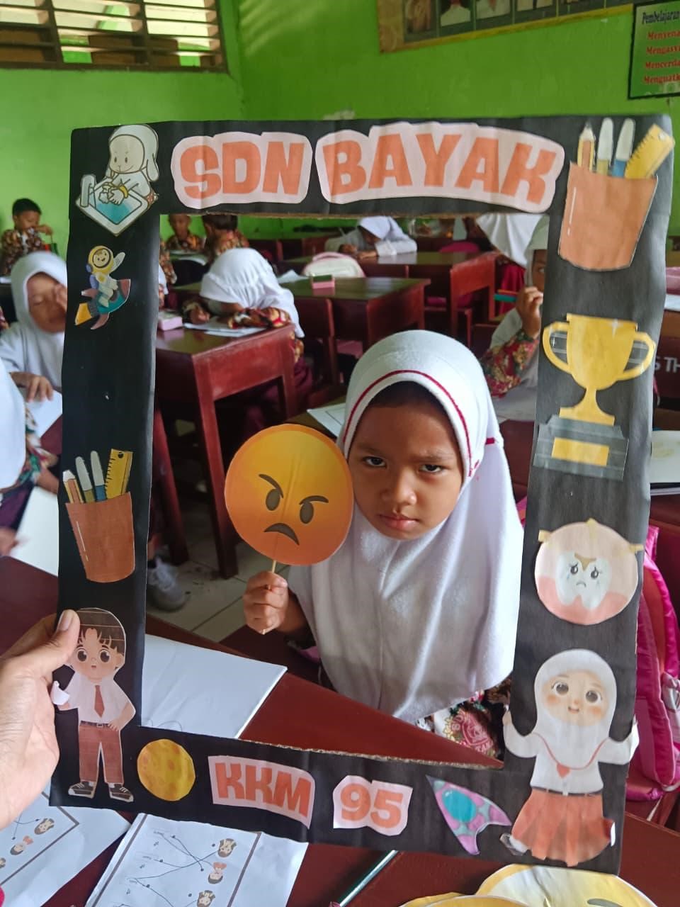 Siswa terlihat antusias dan bahagia belajar dengan alat peraga bersama KKM 95 Desa Siremen. (doc. KKM 95 UNIBA)