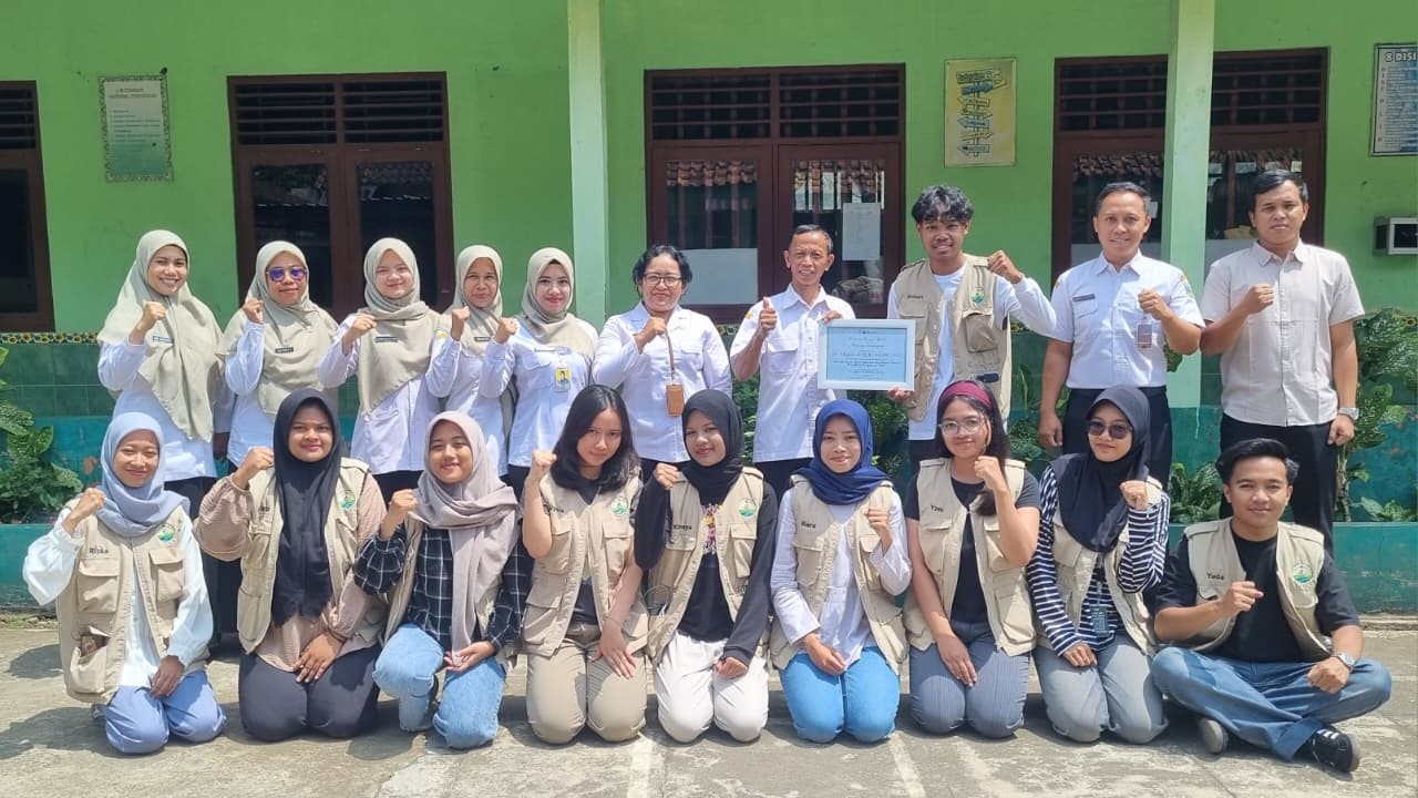 Tim KKN 274 UNS bersama Guru SD Negeri Jetis 02 Kaliwungu. (doc. Pribadi)