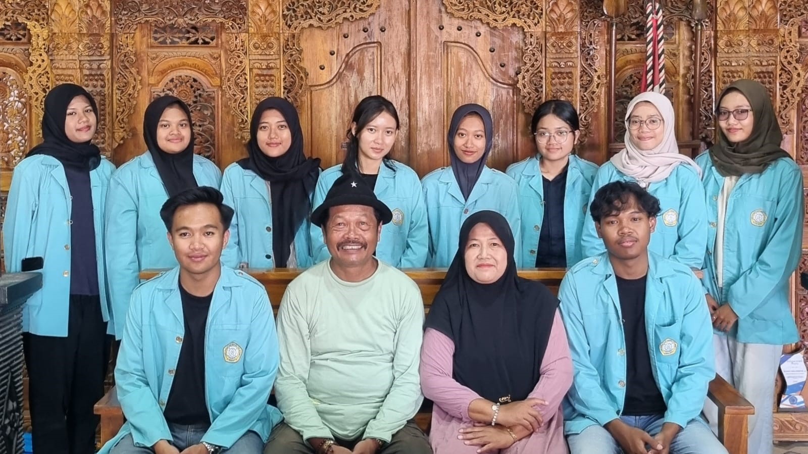 Tim KKN 274 UNS bersama Kepala Desa Jetis. (doc. KKN 274 UNS)