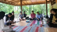 Tim UNAIR saat berdiskusi dengan masyarakat Desa Kandangan di Situs Selogending (21/09/2025). (doc. pribadi)