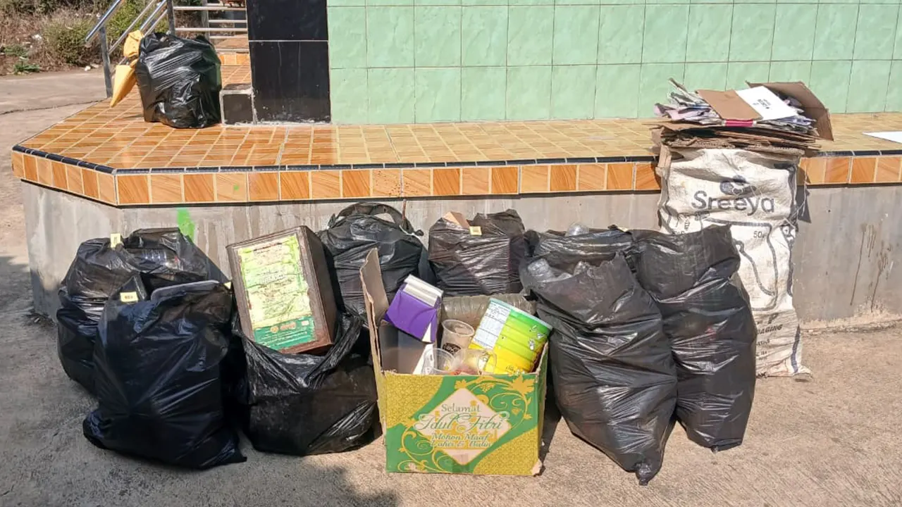 Tumpukan sampah anorganik dan barang bekas yang berhasil dikumpulkan dari warga untuk dikelola lebih lanjut. (doc. KKN 273 UNS)