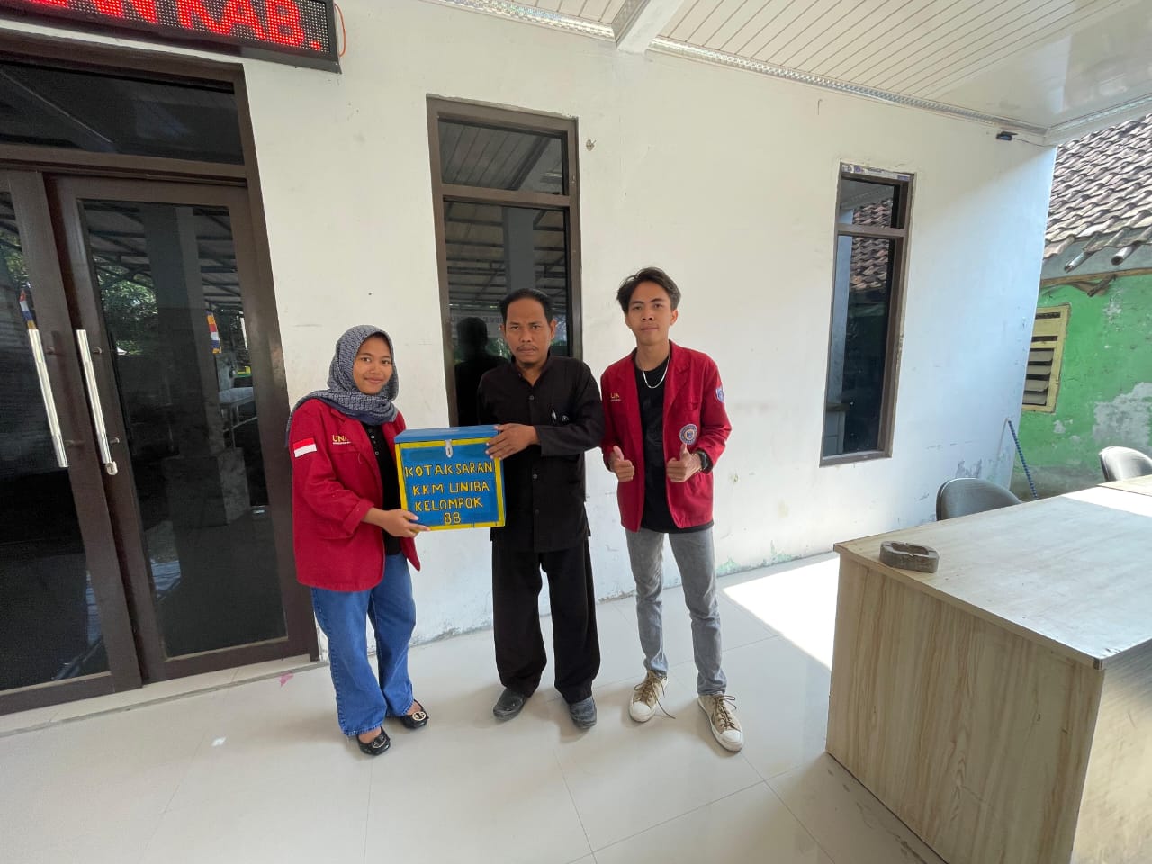 Mahasiswa KKM UNIBA Kelompok 88 secara simbolis menyerahkan kotak saran kepada Pemerintah Desa Junti pada (25/7/2025). (doc. KKM 88 UNIBA) Mahasiswa KKM UNIBA Kelompok 88 secara simbolis menyerahkan kotak saran kepada Pemerintah Desa Junti pada (25/7/2025). (doc. KKM 88 UNIBA)