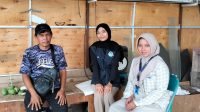 Survei ke tempat produksi pemesanan plang posyandu, Kamis, (07/08/2025). (doc. Mahasiswa KKM-83/UNIBA)