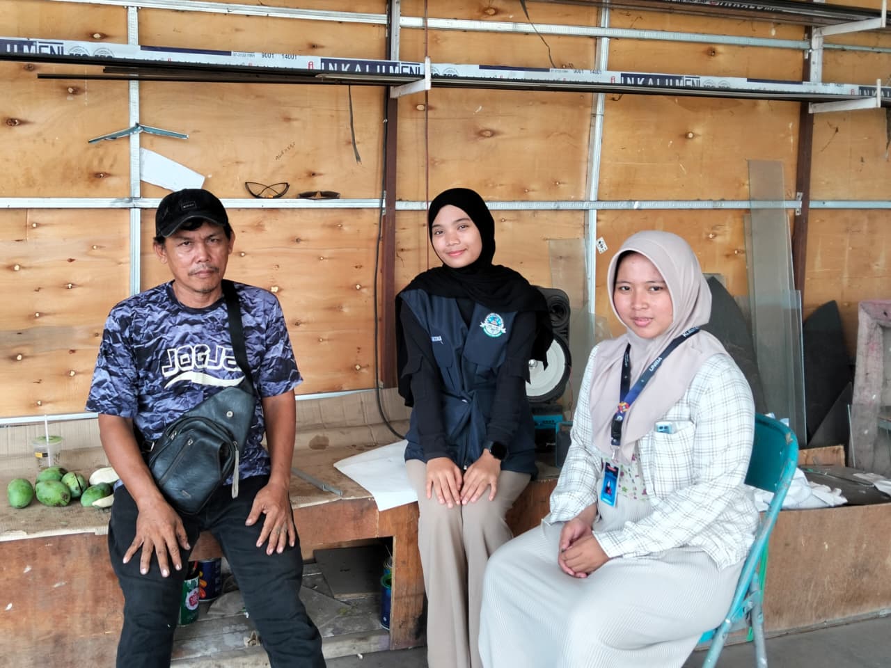 Survei ke tempat produksi pemesanan plang posyandu, Kamis, (07/08/2025). (doc. Mahasiswa KKM-83/UNIBA)