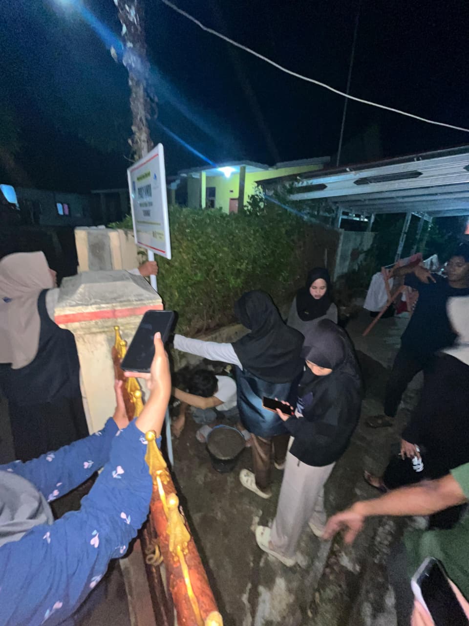 Keberlangsungan pemasangan plang posyandu di 4 titik wilayah desa Sumuranja, Selasa, (19/08/2025). (doc. Mahasiswa KKM-83/UNIBA)