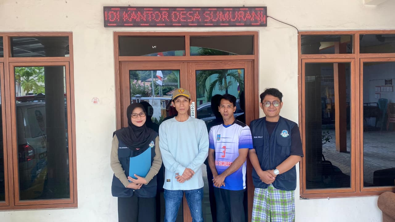 Foto bersama dengan perangkat dan kepala Desa Sumuranja, Rabu, (20/08/2025). (doc. Mahasiswa KKM-83/UNIBA)