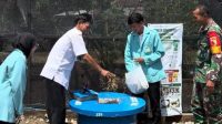 Peresmian dan simbolis pemasukan sampah organik oleh Kepala Desa. (doc. KKN 225 UNS)