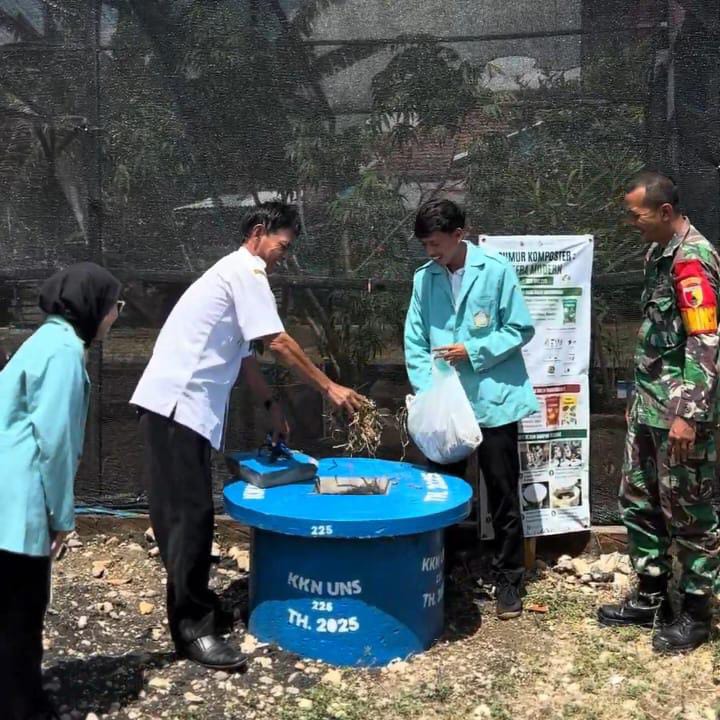 Peresmian dan simbolis pemasukan sampah organik oleh Kepala Desa. (doc. KKN 225 UNS) Peresmian dan simbolis pemasukan sampah organik oleh Kepala Desa. (doc. KKN 225 UNS)
