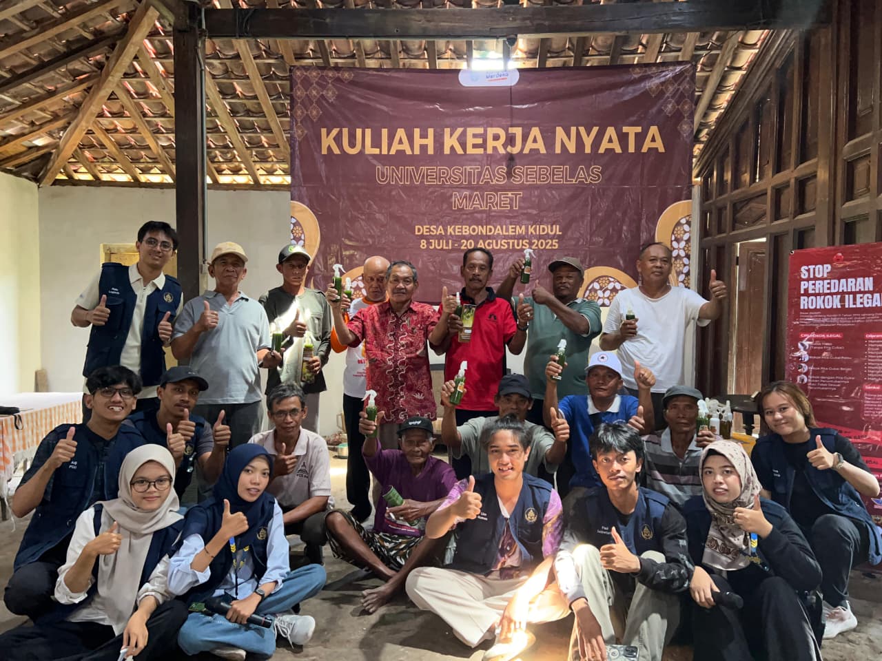 Dokumentasi bersama setelah pelaksanaan pelatihan pembuatan pestisida nabati dari daun pepaya. (doc. KKN 113 UNS)