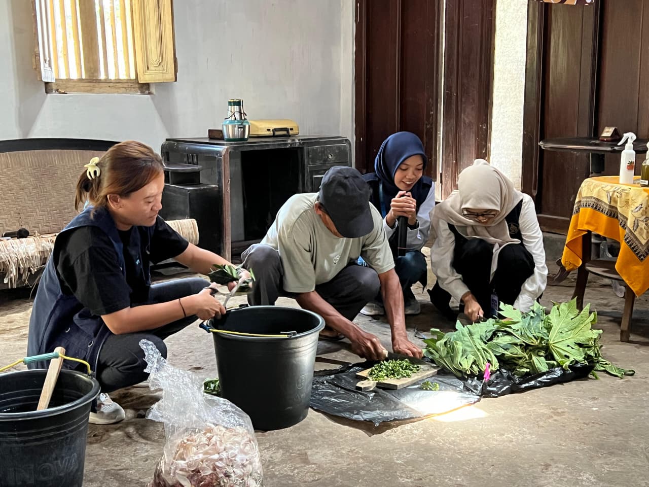 Mahasiswa KKN UNS Kelompok 113 bersama petani Desa Kebondalem Kidul mempraktikkan cara pembuatan pestisida nabati berbahan dasar daun pepaya sebagai solusi ramah lingkungan untuk pertanian berkelanjutan. (doc. KKN 113 UNS)