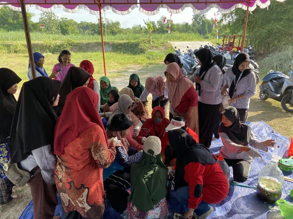 Peserta yang terdiri dari ibu-ibu PKK dan KWT Desa Prawatan tampak antusias mengikuti praktik langsung pembuatan eco-enzyme bersama mahasiswa KKN UNS 105 di TPS3R Desa Prawatan, Klaten, Sabtu (2/8/2025). (doc. KKN UNS 105)