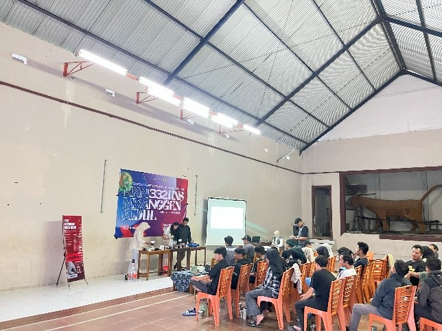 Antusias pemuda Desa Mranggen Kidul saat mengikuti materi penyeduhan kopi V60 yang dibawakan narasumber dari Sekolah Kopi Gemawang. (doc. KKN 332 UNS)