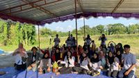 Mahasiswa KKN UNS 105 bersama ibu-ibu PKK dan KWT Desa Prawatan berfoto bersama usai kegiatan workshop pembuatan eco-enzyme di TPS3R Desa Prawatan, Klaten, Sabtu (2/8/2025). (doc. KKN UNS 105)