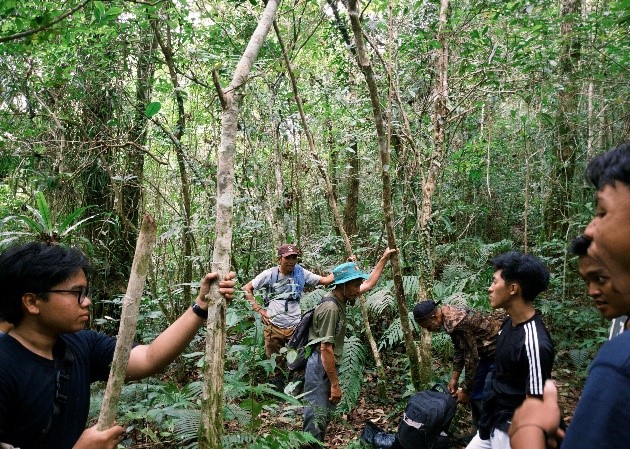 Mahasiswa KKN UNS bersama warga Desa Genggelang melakukan survei lapangan di kawasan hutan untuk menelusuri potensi sumber mata air sebagai solusi pemenuhan kebutuhan air bersih pascagempa Lombok Utara. (doc. KKN UNS 138)