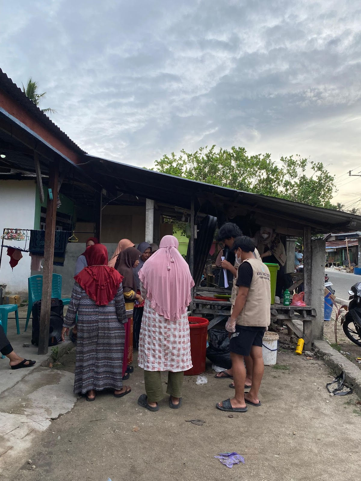 
KKN UNS melakukan kegiatan pelatihan pembuatan pupuk organik cair dari limbah sekitar bersama Warga Desa Koroe Onowa, Kecamatan Wangi-Wangi, Kabupaten Wakatobi, Minggu (10/8/2025). (doc. KKN Gema Wakatobi)