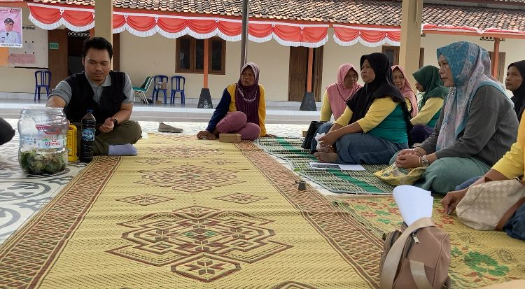 Seorang pemateri dari mahasiswa KKN UNS 110 memberikan penjelasan kepada ibu-ibu KWT Desa Kebondalem Lor tentang cara pembuatan pupuk kompos dari sampah dapur, dalam kegiatan sosialisasi yang digelar di Balai Desa setempat, Sabtu (9/8/2025). (doc. KKN 110 UNS)