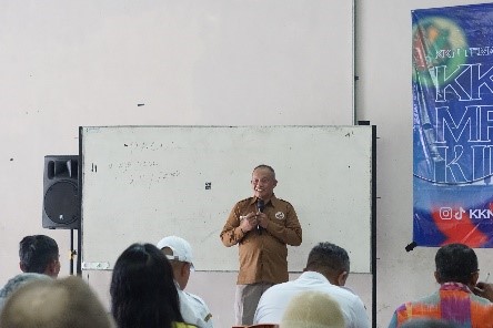 Seorang narasumber menyampaikan materi sosialisasi budidaya dan pascapanen kopi Arabika di Gedung Serbaguna Desa Mranggen Kidul, Temanggung. (doc. KKN 332 UNS)