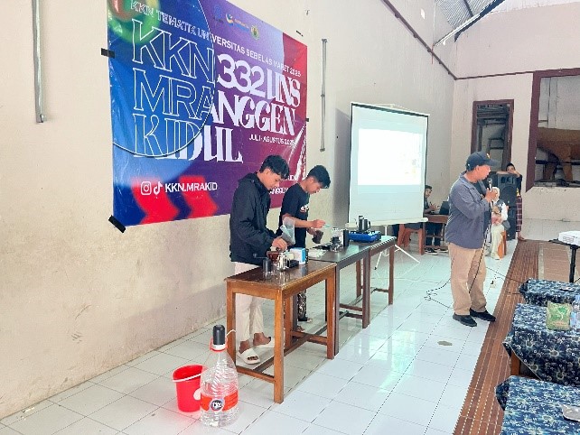 Pemuda desa tampak serius saat praktik menyeduh kopi pada Workshop Barista Kopi yang digelar mahasiswa KKN UNS di Desa Mranggen Kidul. (doc. KKN 332 UNS)