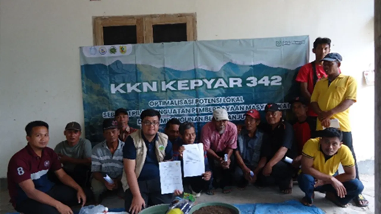 Mahasiswa kelompok 342 KKN UNS berfoto bersama Kelompok Tani Desa Kepyar usai melakukan pelatihan optimalisasi pengolahan limbah pertanian dan peternakan. (doc. KKN 342 UNS)
