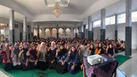 Dokumentasi bersama setelah pelaksanaan seminar motivasi bertajuk “Grow Beyond the Labels: Jadi Versi Terbaik Dirimu” di mushola SMP Negeri 2 Muntilan, Kamis, (21/8/2025). (doc. pribadi) Dokumentasi bersama setelah pelaksanaan seminar motivasi bertajuk “Grow Beyond the Labels: Jadi Versi Terbaik Dirimu” di mushola SMP Negeri 2 Muntilan, Kamis, (21/8/2025). (doc. pribadi)