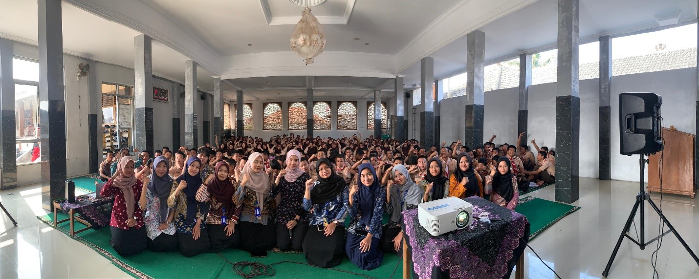 Dokumentasi bersama setelah pelaksanaan seminar motivasi bertajuk “Grow Beyond the Labels: Jadi Versi Terbaik Dirimu” di mushola SMP Negeri 2 Muntilan, Kamis, (21/8/2025). (doc. pribadi)
