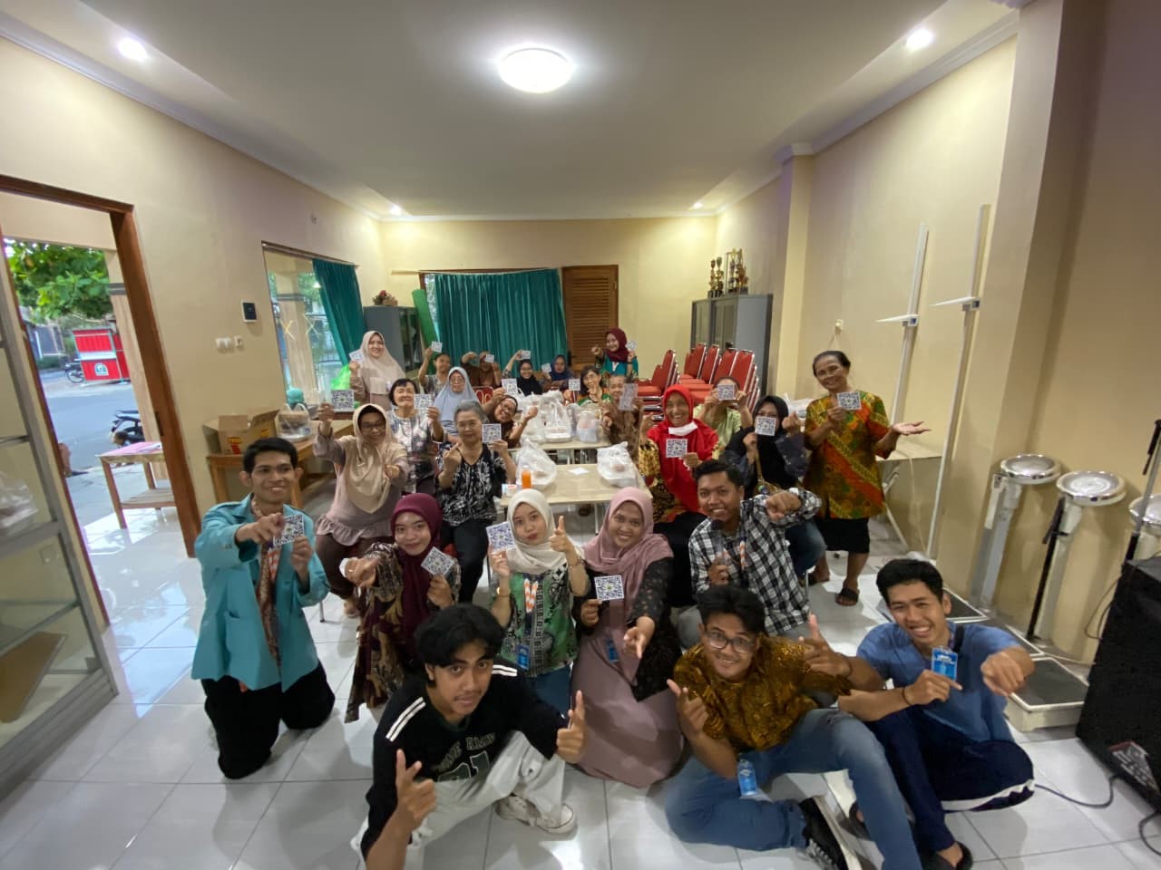 Mahasiswa KKN UNS bersama warga Kelurahan Kepatihan Wetan berfoto bersama sambil menunjukkan QR Code Tanaman Lokal, sebagai simbol semangat kolaborasi dalam memperkuat literasi pangan dan ketahanan gizi berbasis potensi lokal. (doc. KKN 131 UNS)